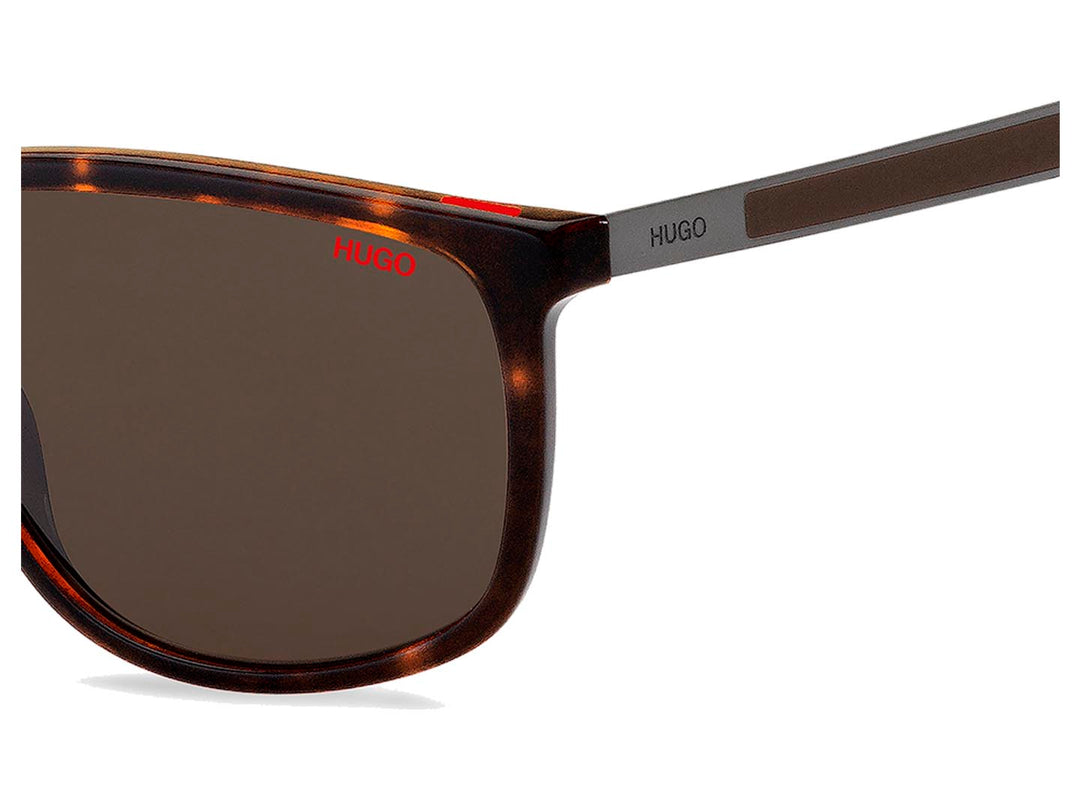 Lentes de sol Hugo Boss unisex con montura cuadrada en color marrón carey y micas oscuras.