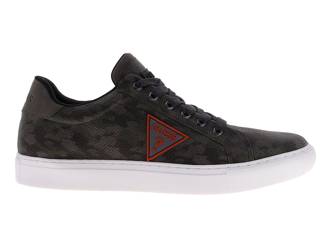 Tenis Guess color olive con estampado de camuflaje y suela blanca.