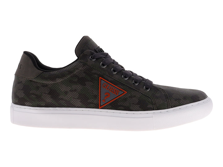 Tenis Guess color olive con estampado de camuflaje y suela blanca.