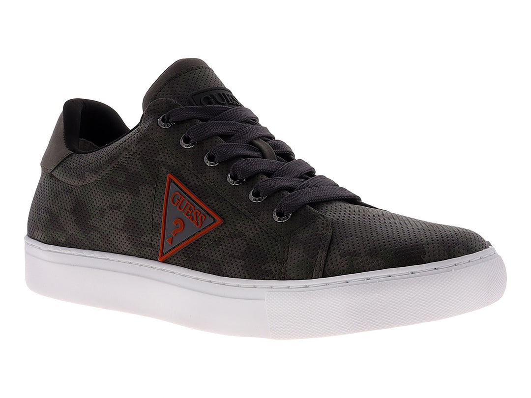 Tenis Guess color olive con estampado de camuflaje y suela blanca.