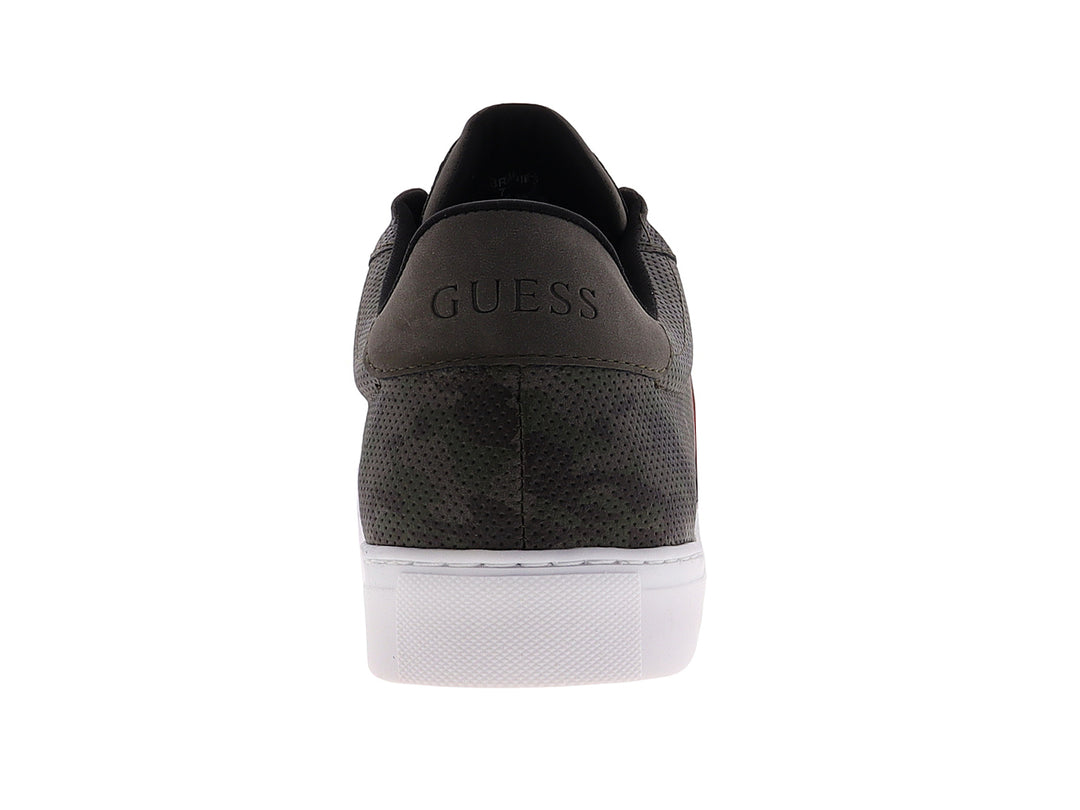 Tenis Guess color olive con estampado de camuflaje y suela blanca.