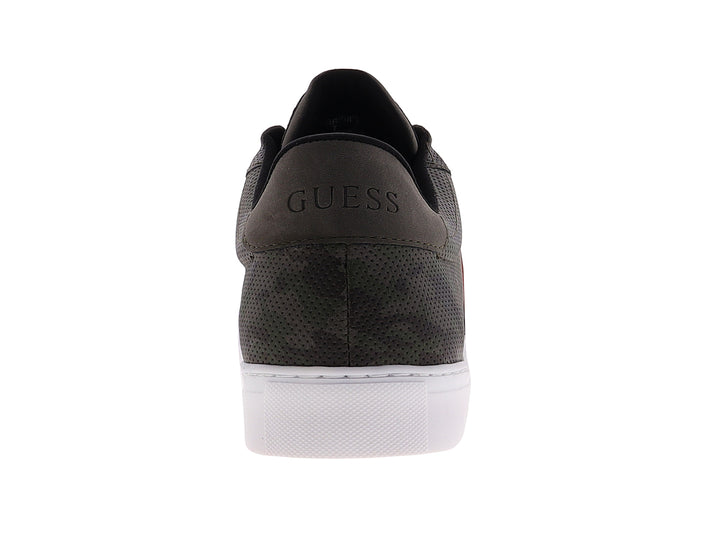 Tenis Guess color olive con estampado de camuflaje y suela blanca.