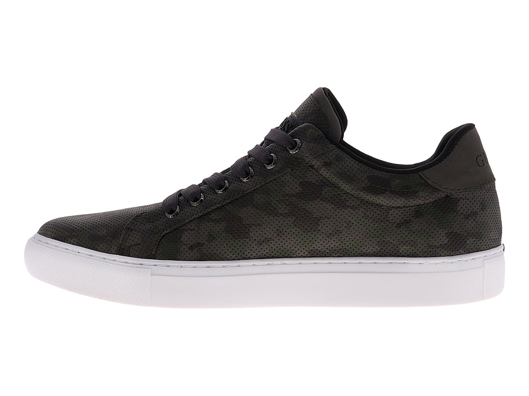 Tenis Guess color olive con estampado de camuflaje y suela blanca.
