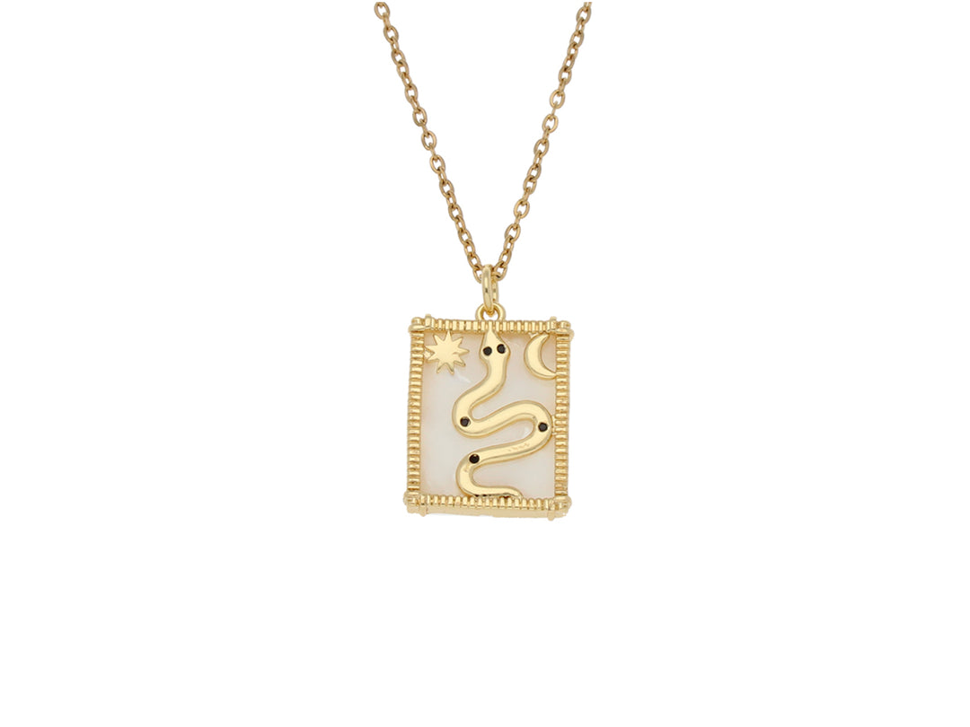 Collar dorado con dije rectangular blanco adornado con una serpiente y una estrella en relieve.