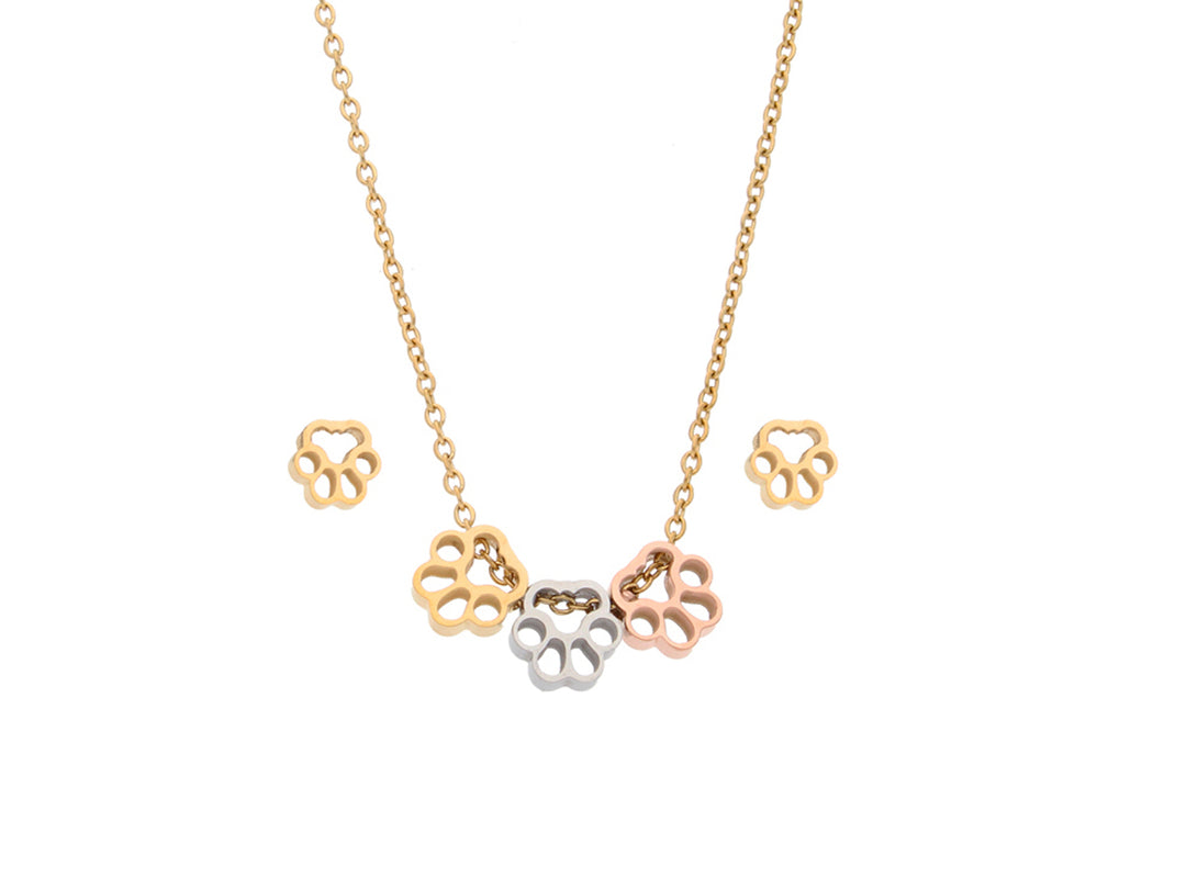Collar dorado con tres dijes de huellas en tonos oro, plata y oro rosa.