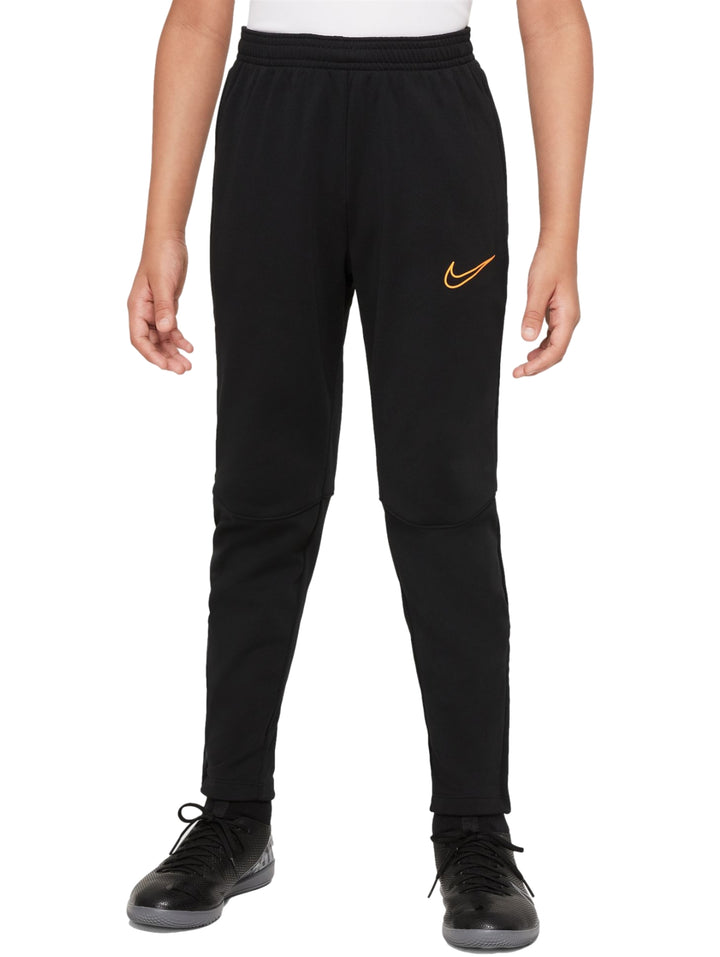Pantalones deportivos Nike de color negro con logotipo naranja en la pierna izquierda.