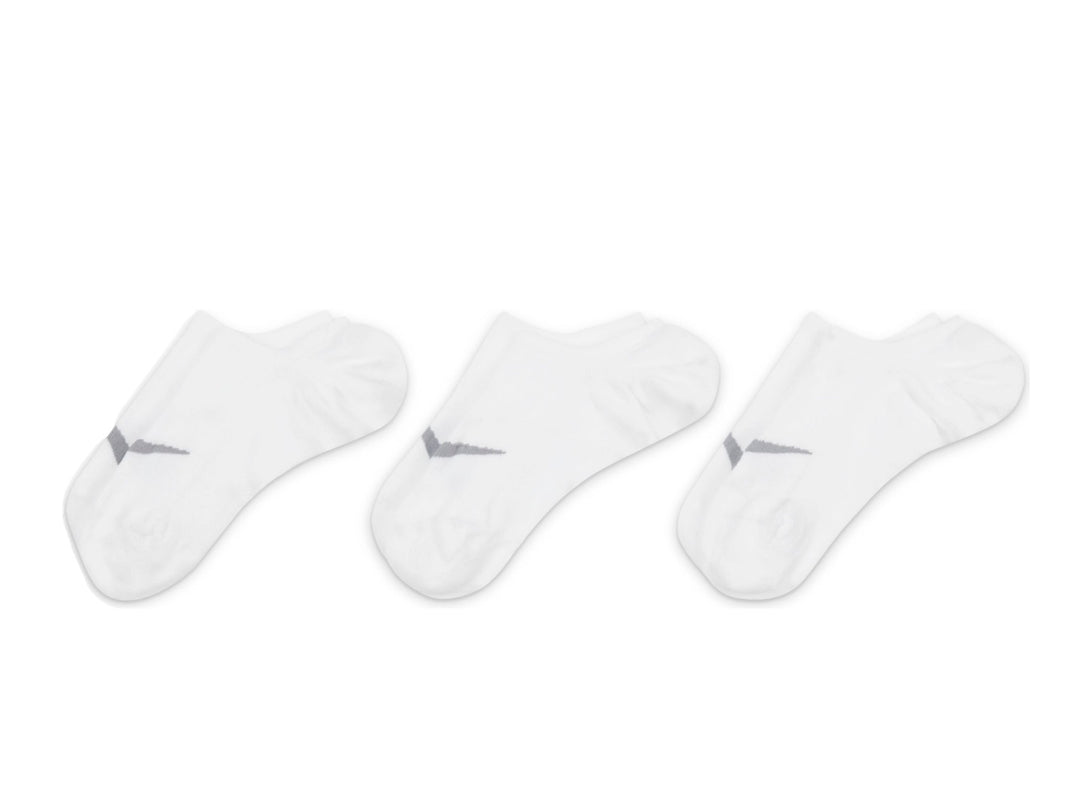 Paquete de calcetines cortos Nike color blanco con logotipo gris.