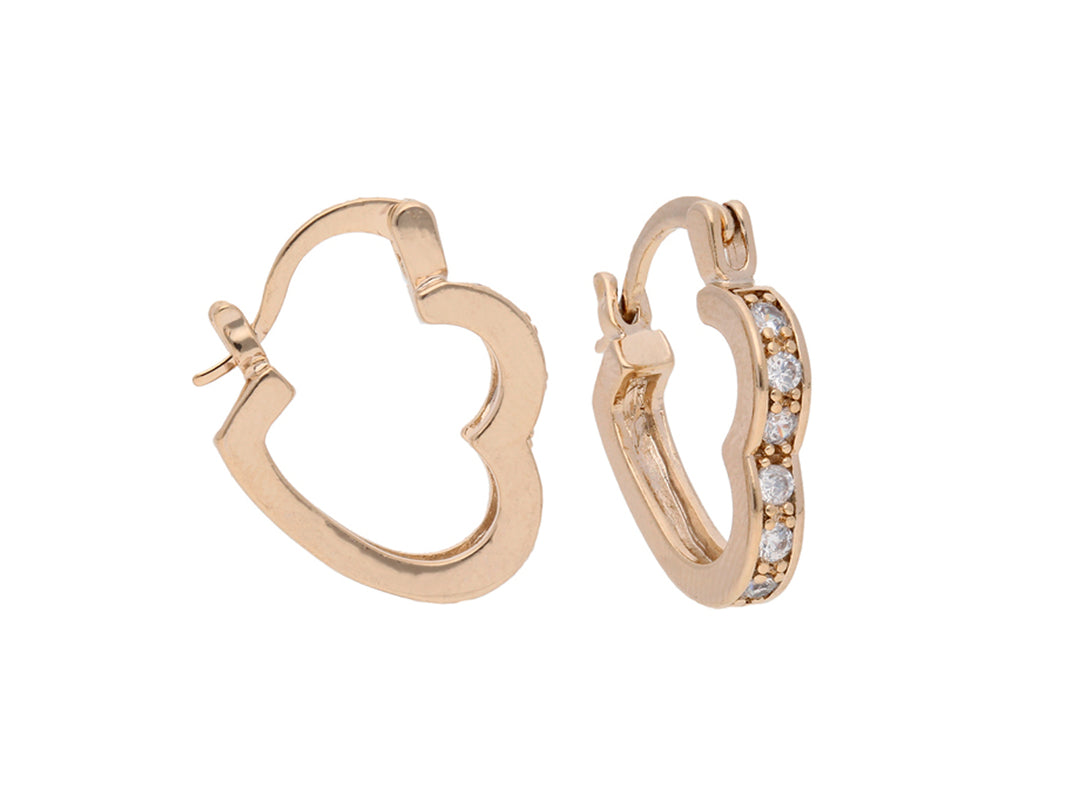 Par de aretes dorados con forma de corazón y detalles de brillantes.