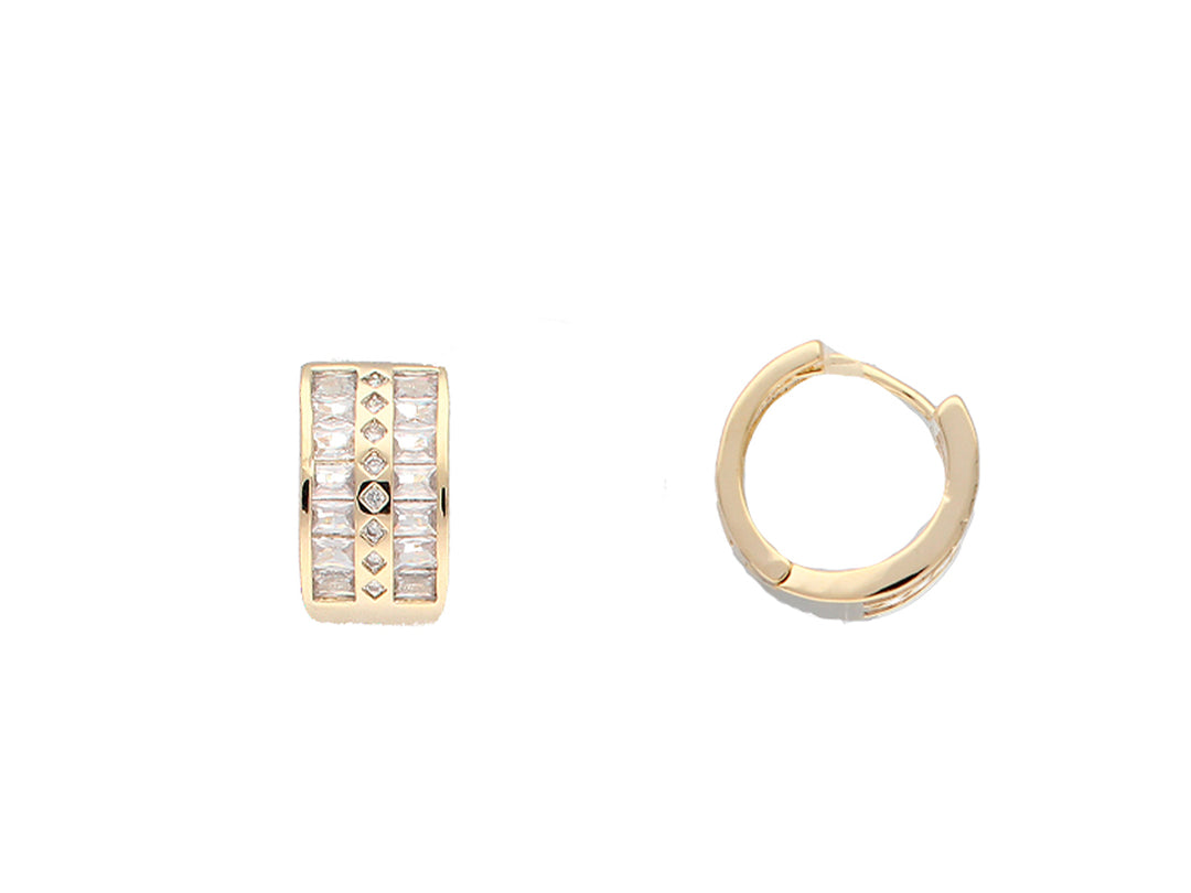 Par de aretes tipo arracada en color oro con incrustaciones de piedras brillantes.