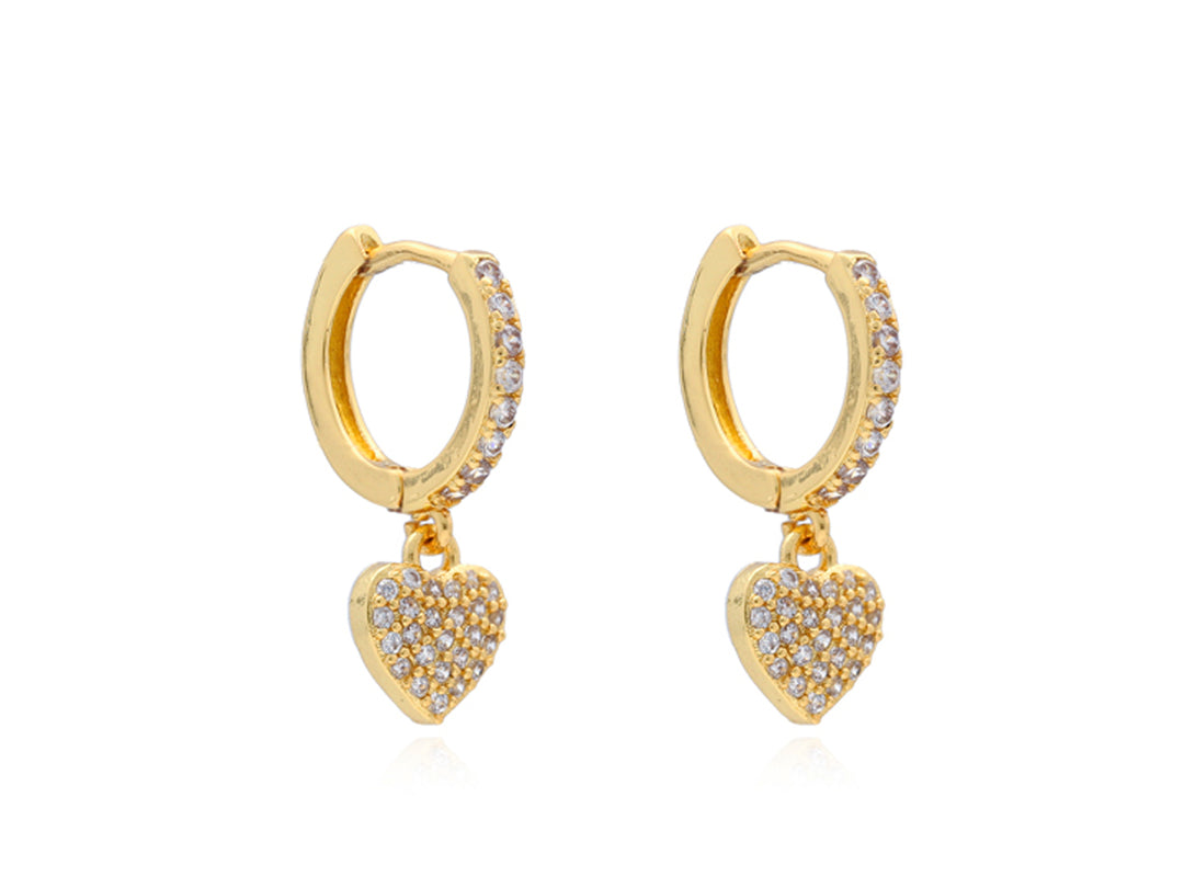 Par de aretes de argolla dorados con un dije de corazón adornado con brillantes.