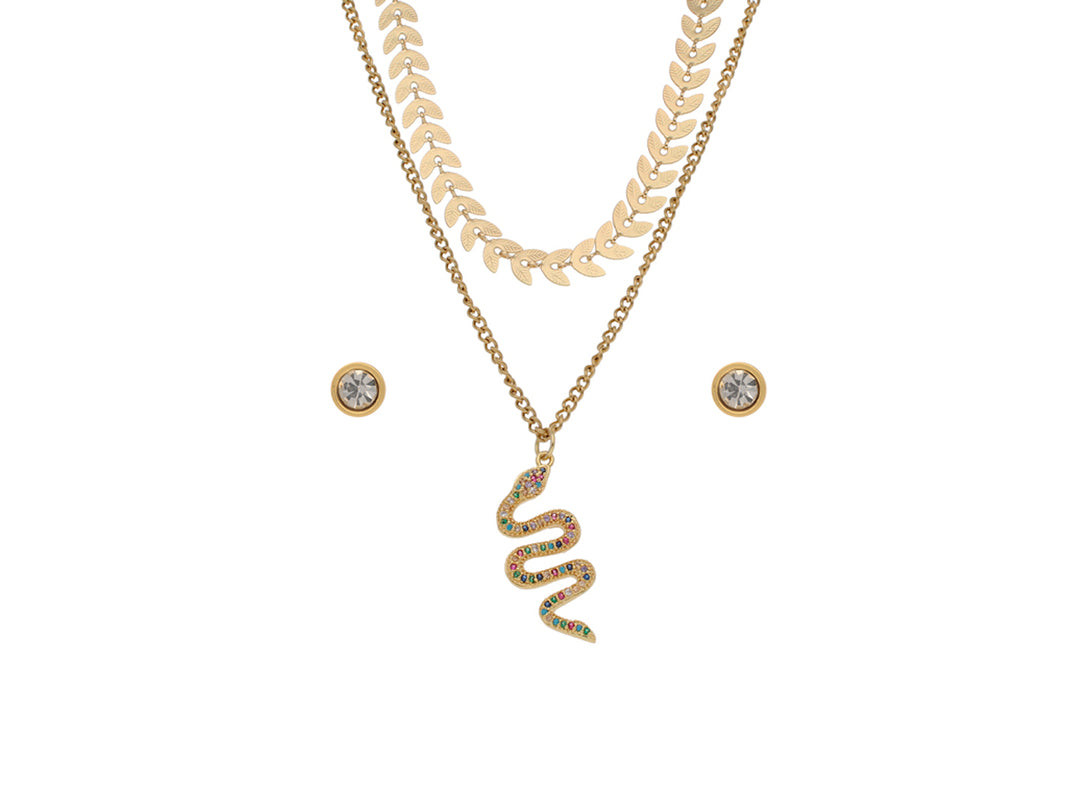 Set de joyería dorado con collar de hojas, dije de serpiente multicolor y aretes brillantes.