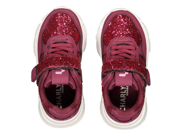 Tenis deportivos Charly color morado con detalles brillantes y suela blanca.