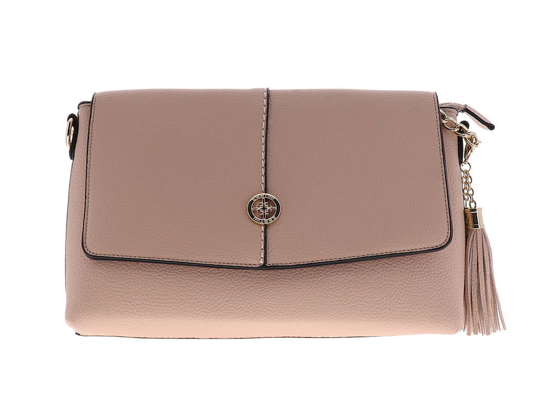 Bolso de hombro Felianna color nude con textura rugosa, detalle de borla lateral y herraje dorado central.