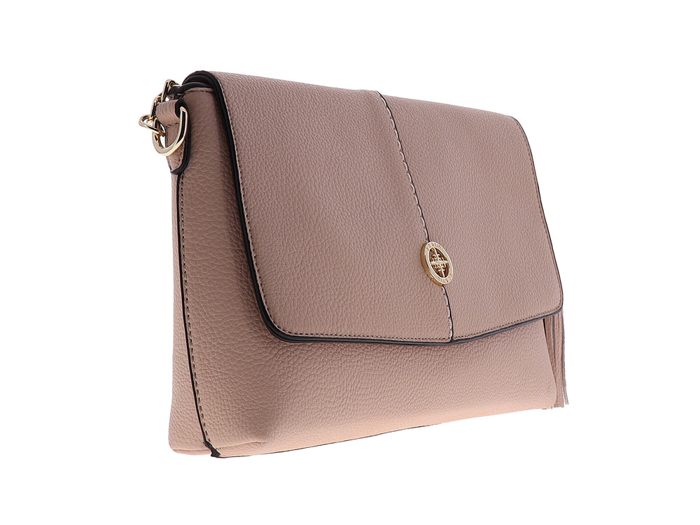 Bolso de hombro Felianna color nude con textura rugosa, detalle de borla lateral y herraje dorado central.