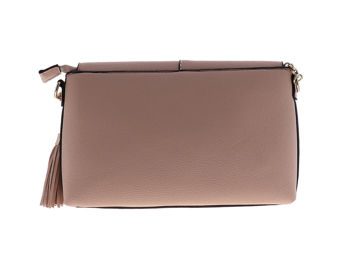 Bolso de hombro Felianna color nude con textura rugosa, detalle de borla lateral y herraje dorado central.