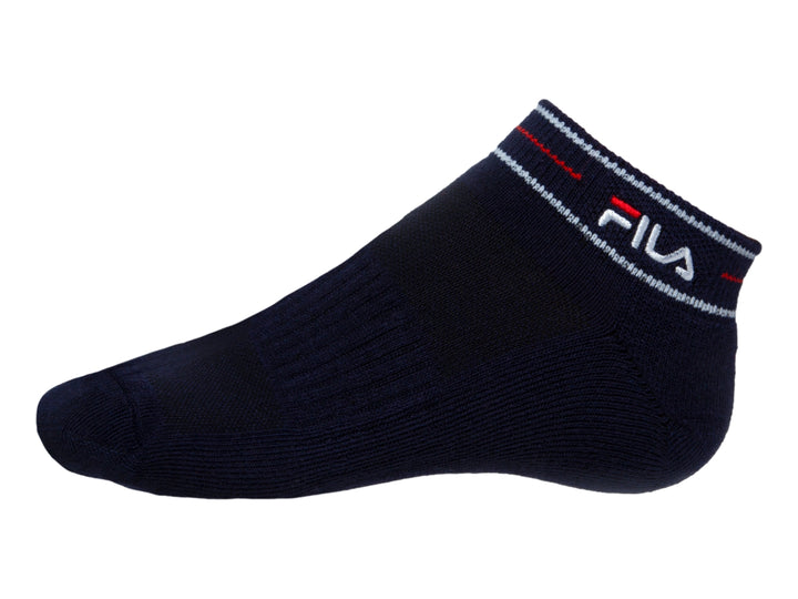Calcetín deportivo corto de color azul marino con logo FILA y detalles en rojo y blanco en el borde superior.