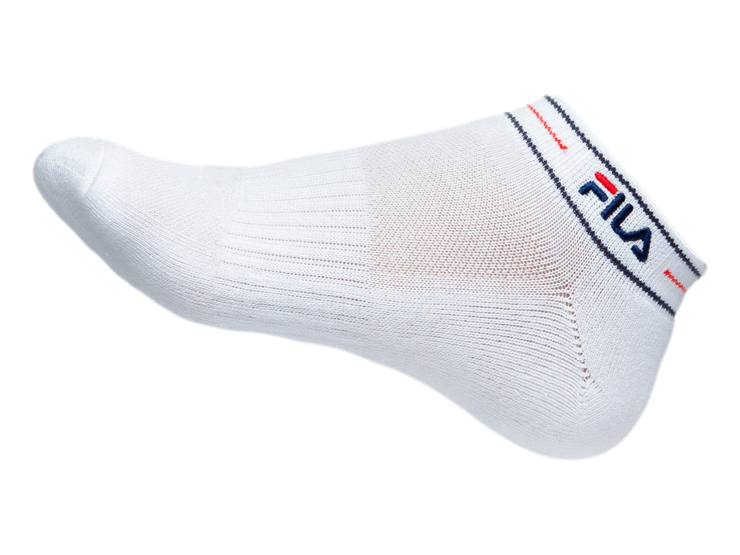 Calcetín deportivo corto de color azul marino con logo FILA y detalles en rojo y blanco en el borde superior.