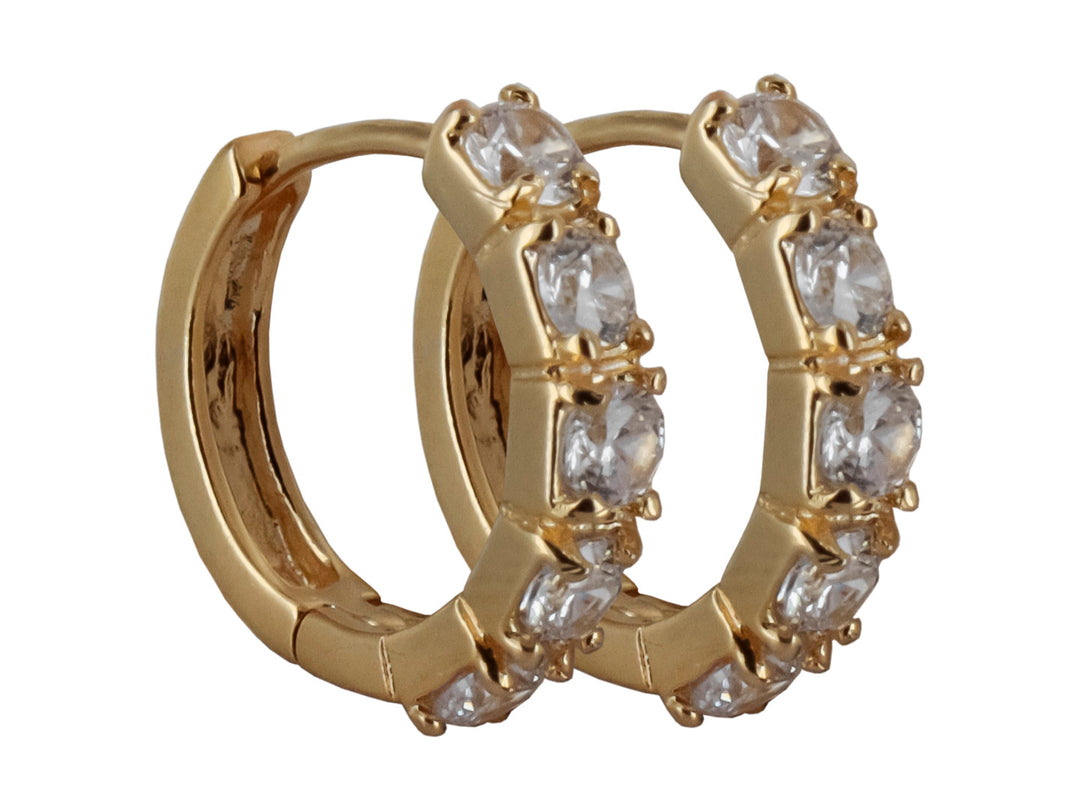 Par de aretes tipo arracada en color dorado con incrustaciones de piedras brillantes transparentes.