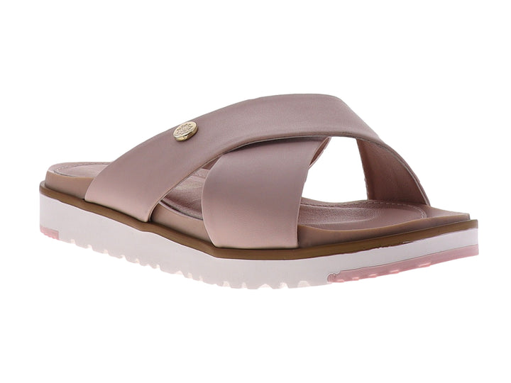 Sandalias color rosa con tiras cruzadas y suela blanca de plataforma.