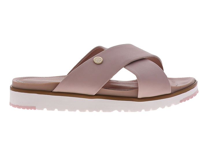 Sandalias color rosa con tiras cruzadas y suela blanca de plataforma.