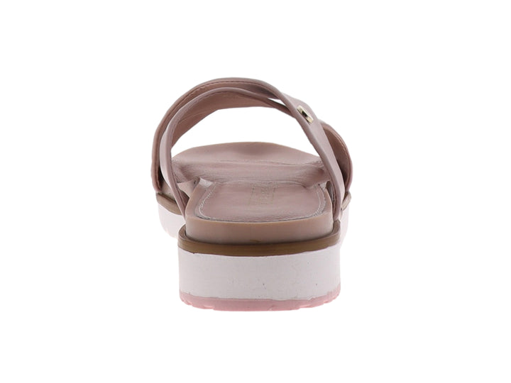 Sandalias color rosa con tiras cruzadas y suela blanca de plataforma.