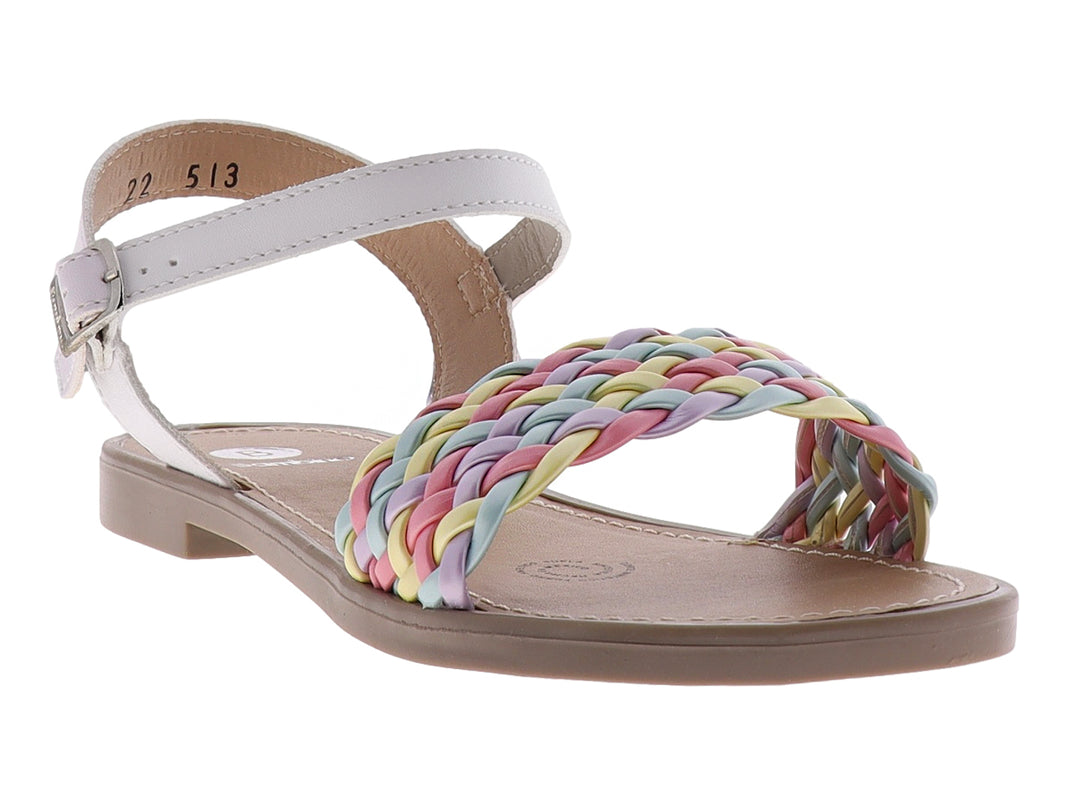 Sandalia infantil plana con tira trenzada multicolor y correa blanca con hebilla.