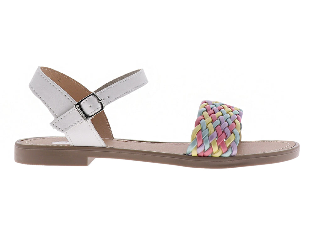 Sandalia infantil plana con tira trenzada multicolor y correa blanca con hebilla.
