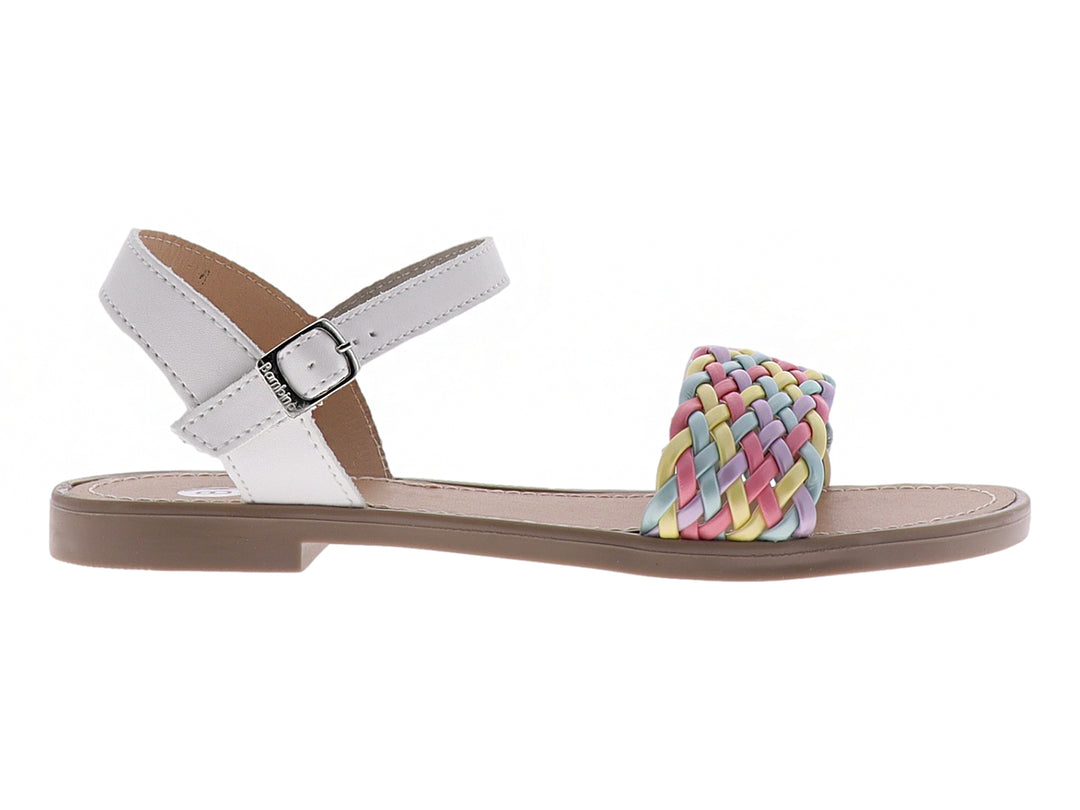 Sandalia infantil plana con tira trenzada multicolor y correa blanca con hebilla.