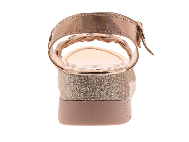 Sandalia de plataforma color oro rosado con tira trenzada y detalle brillante en la suela.