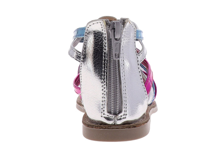 Sandalia para niña de tiras entrelazadas en colores plata, rosa y azul con acabado brillante.