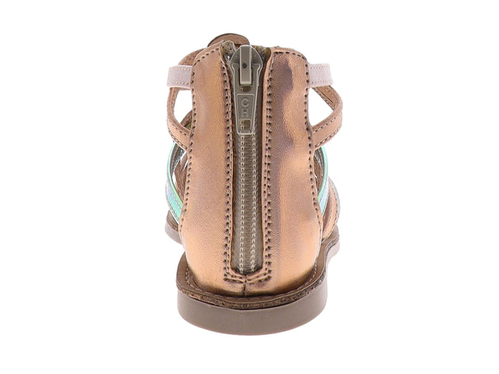 Sandalia color oro rosado con tiras entrelazadas y detalles brillantes iridiscentes.