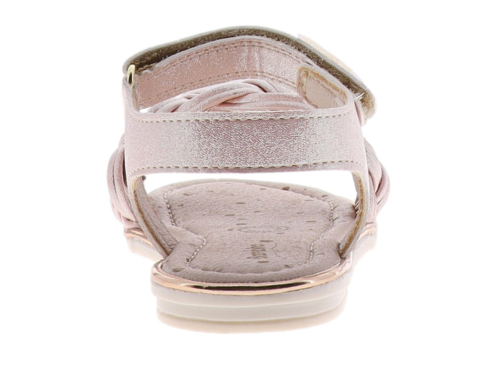 Sandalia color oro rosado con detalle trenzado frontal y correa de ajuste.