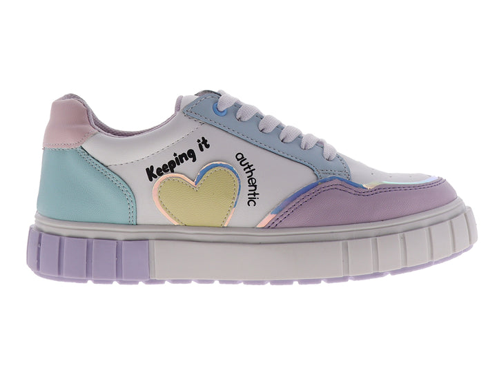 Tenis infantiles en colores blanco y lila con un corazón amarillo y suela blanca robusta.