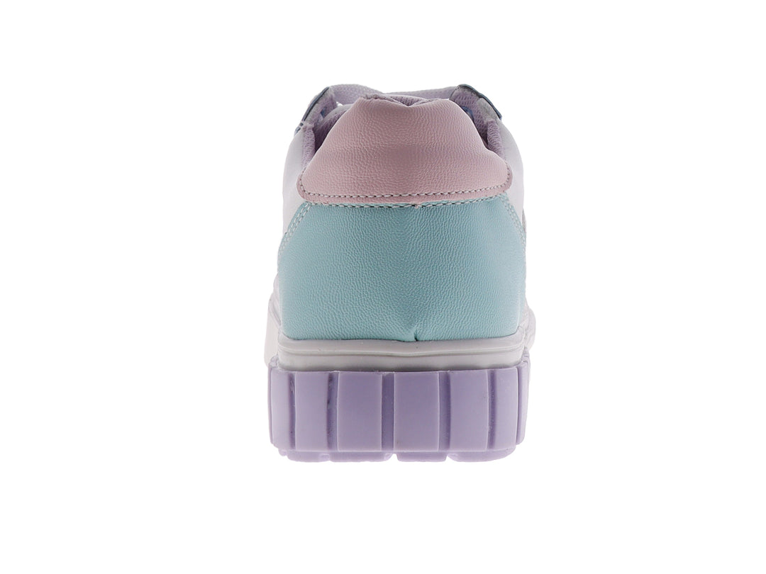 Tenis infantiles en colores blanco y lila con un corazón amarillo y suela blanca robusta.