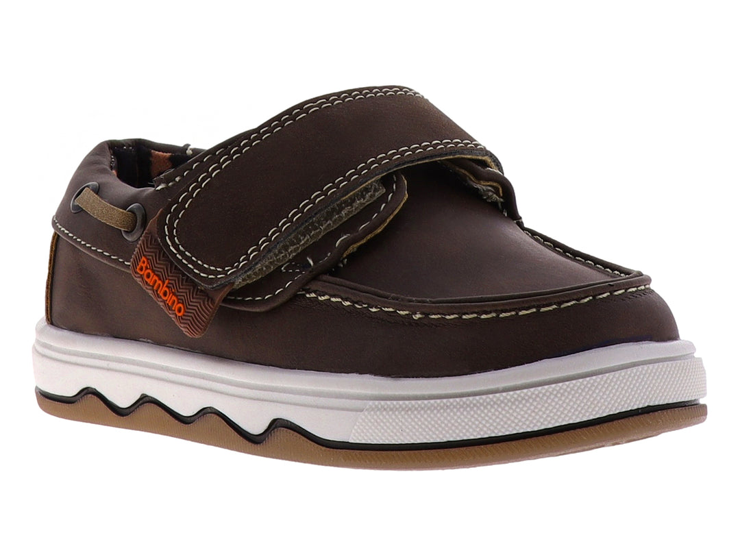 Zapato infantil color moka con suela blanca y correa de ajuste con velcro.
