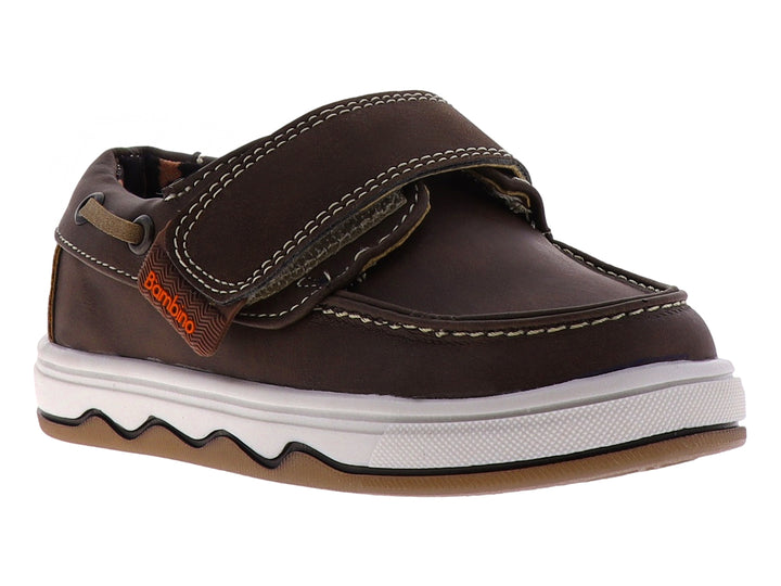 Zapato infantil color moka con suela blanca y correa de ajuste con velcro.