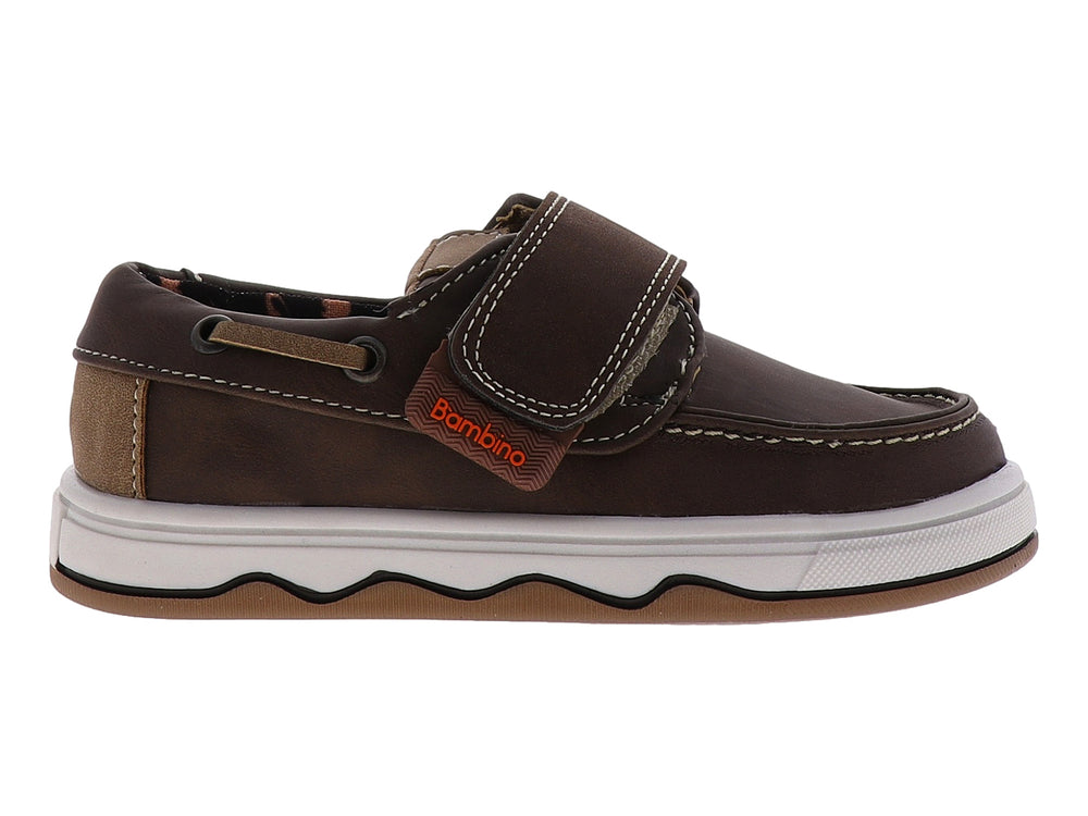 Zapato infantil color moka con suela blanca y correa de ajuste con velcro.