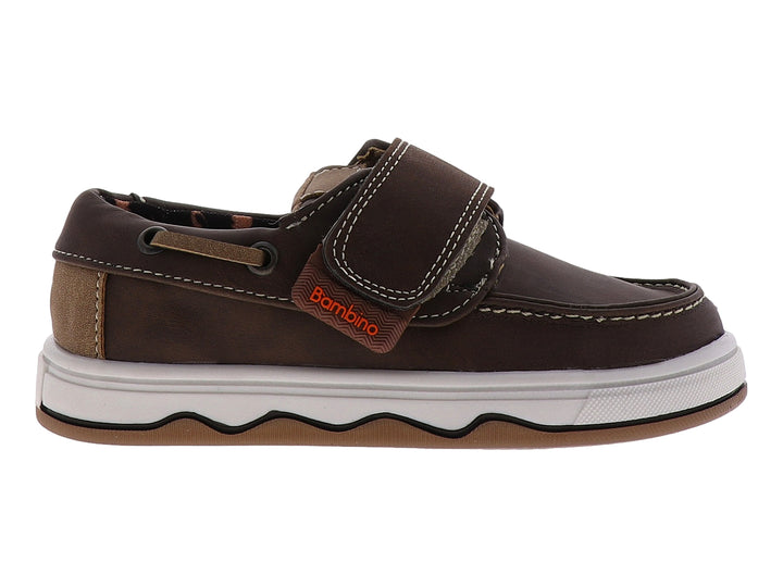 Zapato infantil color moka con suela blanca y correa de ajuste con velcro.