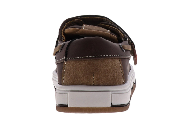 Zapato infantil color moka con suela blanca y correa de ajuste con velcro.