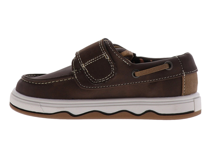 Zapato infantil color moka con suela blanca y correa de ajuste con velcro.