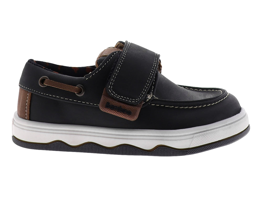 Zapato infantil tipo mocasín color navy con suela blanca y detalle de correa marrón.