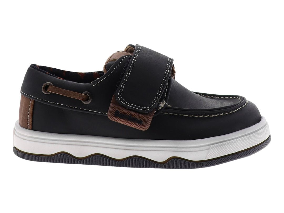Zapato infantil tipo mocasín color navy con suela blanca y detalle de correa marrón.