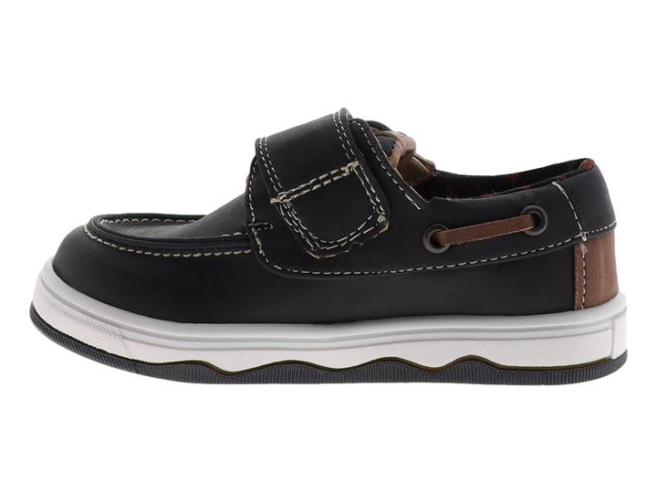 Zapato infantil tipo mocasín color navy con suela blanca y detalle de correa marrón.