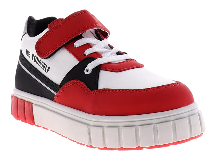 Tenis infantiles en colores rojo, blanco y negro con correa de velcro y suela blanca robusta.