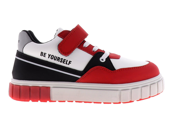 Tenis infantiles en colores rojo, blanco y negro con correa de velcro y suela blanca robusta.