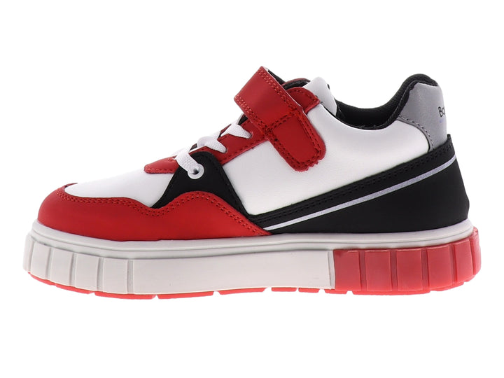 Tenis infantiles en colores rojo, blanco y negro con correa de velcro y suela blanca robusta.
