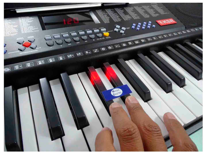 Teclado musical electrónico Kaiser Mitzu de 61 teclas en color negro con teclas blancas y negras.