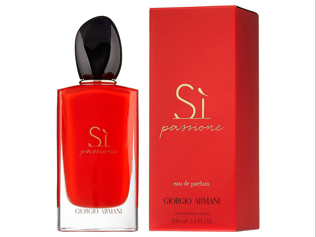 Frasco de perfume Giorgio Armani Sí Passione en color rojo con su caja correspondiente sobre fondo blanco.