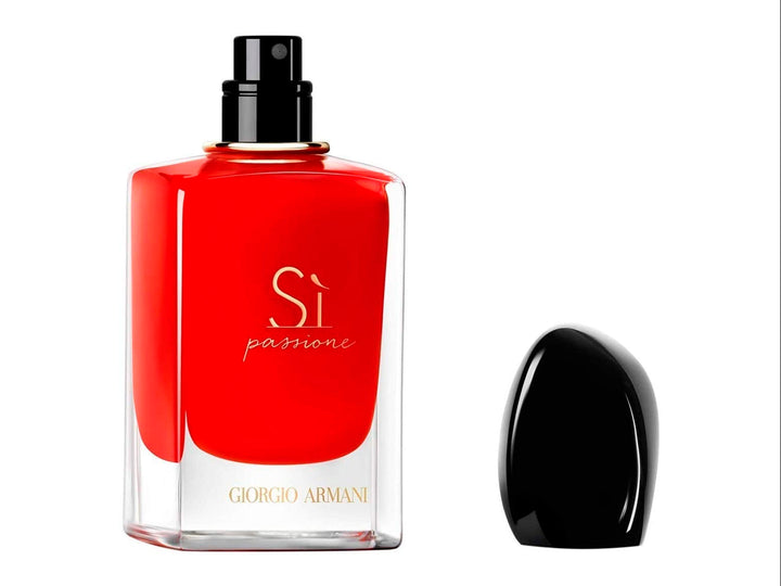 Frasco de perfume Giorgio Armani Sí Passione en color rojo con su caja correspondiente sobre fondo blanco.