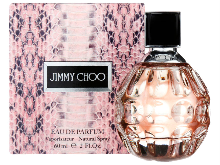 Perfume Jimmy Choo Eau de Parfum con frasco facetado y caja rosa con estampado de piel de serpiente.